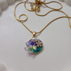 Round shaped flower with stone pendant chain